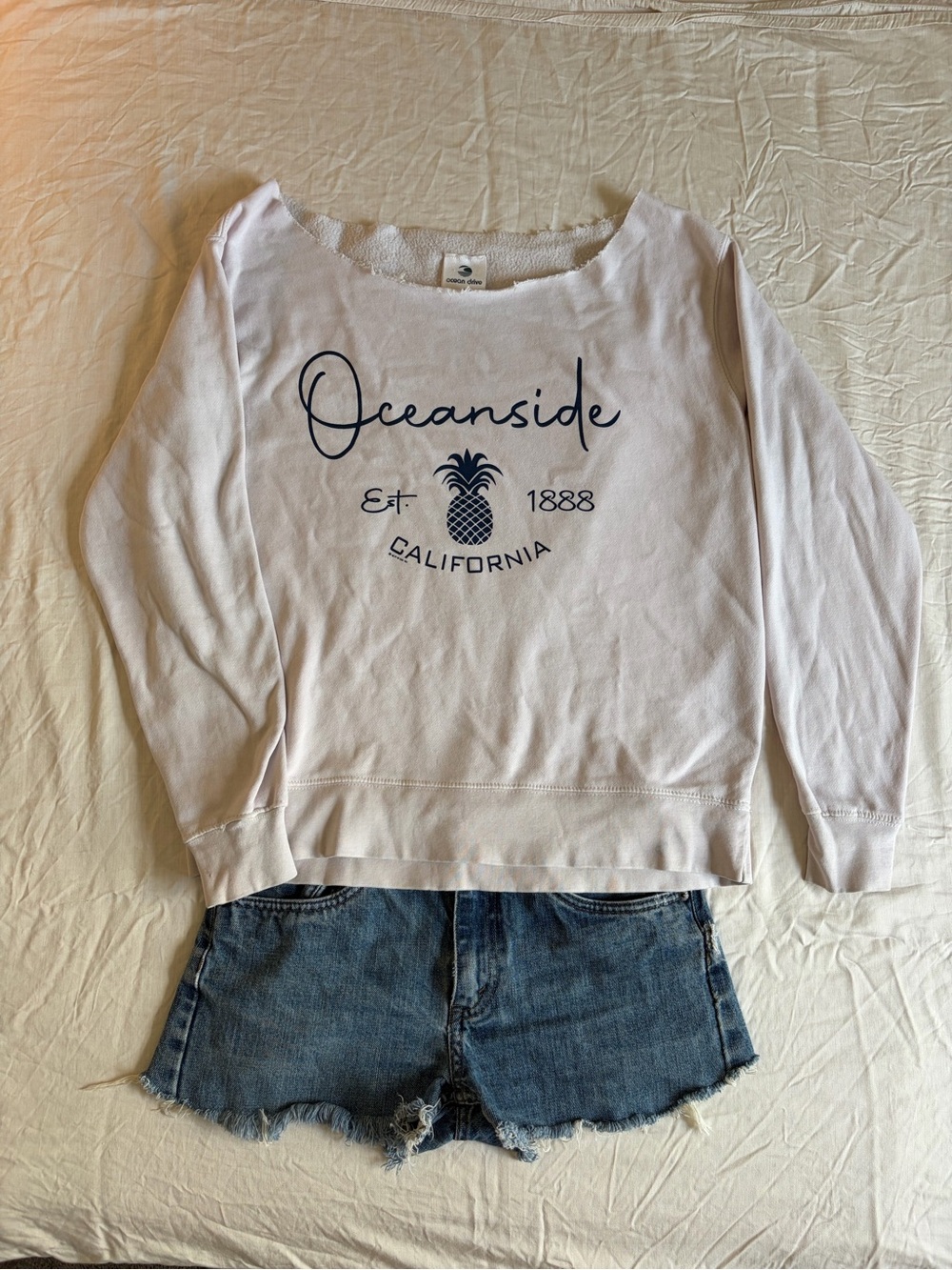 Oceanside Pineapple Graphic Women's Sweatshirt - White
